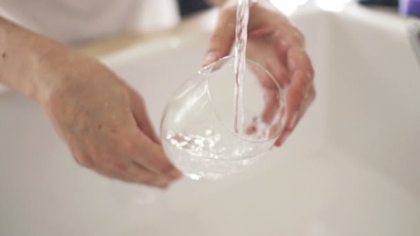 Žena mytí sklenice na víno pod tekoucí vodou — Stock video