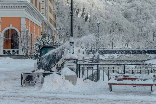 Rosa Khutor, Sochi, Rusia, 17 de diciembre de 2016: Snow Removal Car —  Fotos de Stock