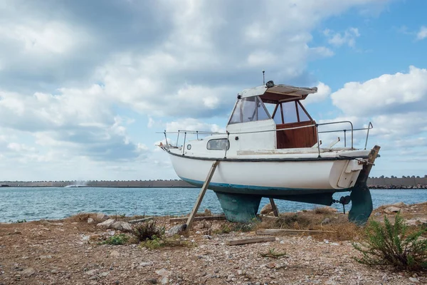 Small Boat Standing On The Ground — Stock Photo, Image