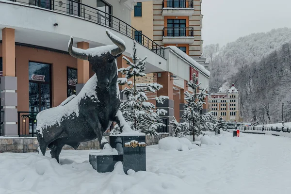 Rosa Khutor, Sochi, Rusia, 17 de diciembre de 2016: Estatua del Toro —  Fotos de Stock