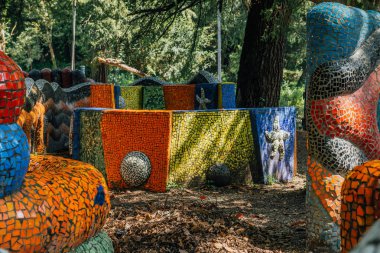 Abhazya, eski Gagra, 02 Mayıs 2017: Tsereteli'nın mozaik ayrıntılarda Oldenburg park