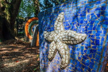 Abhazya, eski Gagra, 02 Mayıs 2017: Tsereteli'nın mozaik ayrıntılarda Oldenburg park