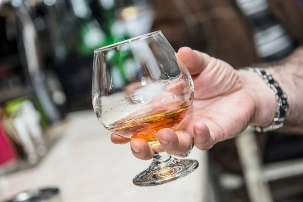 Een glas Cognac in Man's Hand — Stockfoto