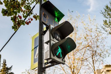 Trafik ışıkları yeşil renk yürüyen adam