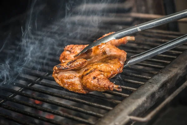 Bu bebek tavuk Josper ızgara hazırlanmaktadır