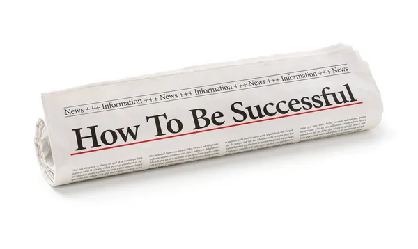 Periódico enrollado con el titular Cómo tener éxito — Foto de Stock