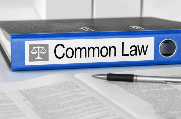 Blå mapp med etiketten Common Law — Stockfoto