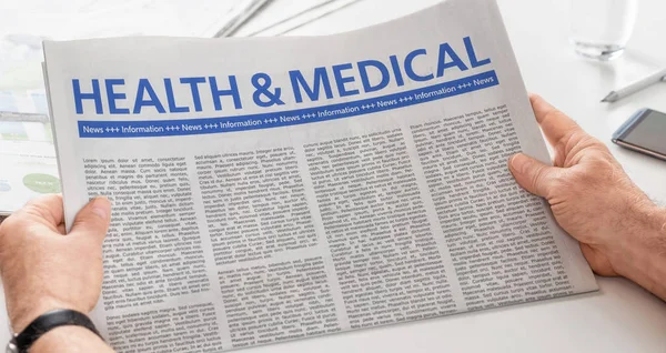 Homem lendo jornal com a manchete Saúde e Medicina — Fotografia de Stock