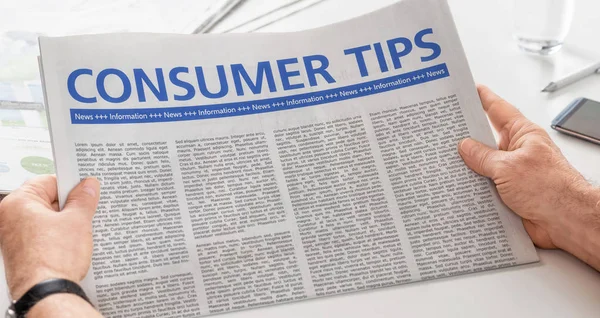 Hombre leyendo el periódico con el titular Consumer Tips —  Fotos de Stock