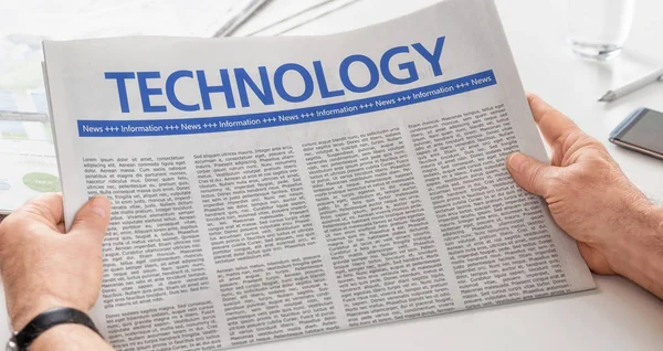 Homme lisant le journal avec le titre Technologie — Photo