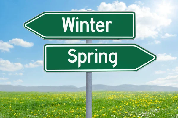 Twee groene richting tekenen - Winter of voorjaar — Stockfoto