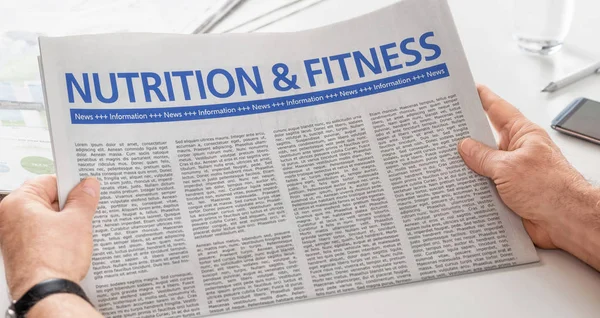 Hombre leyendo el periódico con el titular Nutrición y Fitness —  Fotos de Stock