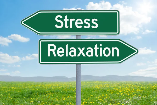 Twee groene richting tekenen - Stress of ontspanning — Stockfoto