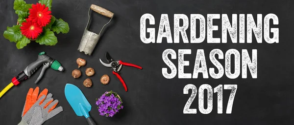 Tuingereedschap op een donkere achtergrond - tuinieren seizoen 2017 — Stockfoto