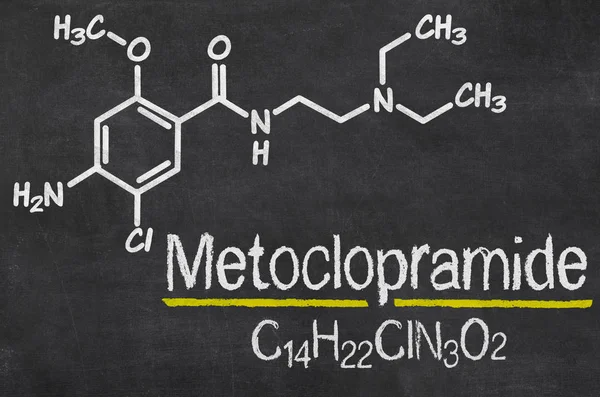 Quadro negro com a fórmula química da metoclopramida — Fotografia de Stock