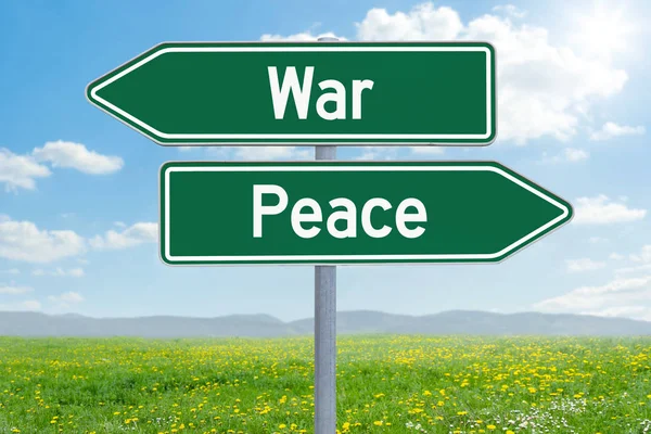 İki yeşil yön işaretleri - savaş veya barış — Stok fotoğraf