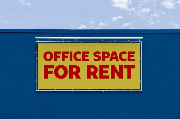 Espaço de escritório para alugar escrito em um outdoor — Fotografia de Stock