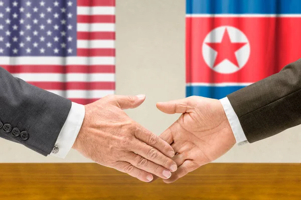 Представники США і Північна Корея потиснути один одному руки — стокове фото