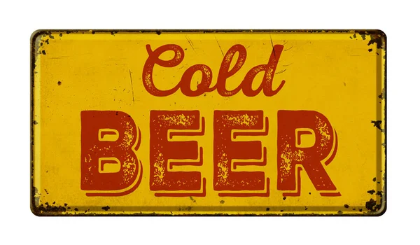 Cartel metálico oxidado vintage sobre fondo blanco - Cold Beer — Foto de Stock