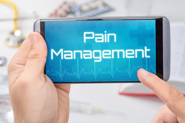 Smartphone met de tekst Pain Management op het display — Stockfoto