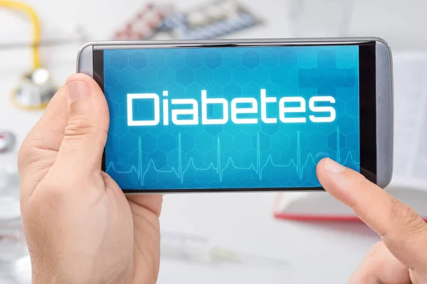 Smartphone con il testo Diabete sul display — Foto Stock