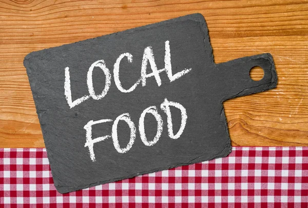 Kırmızı kareli masa örtüsü - yerel gıda ile bir yazı tahtası — Stok fotoğraf