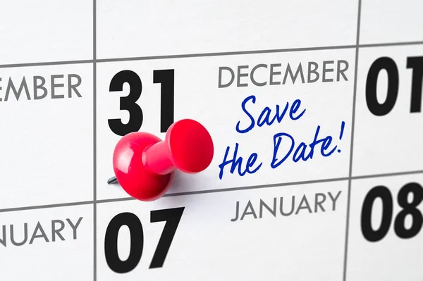 Calendario de pared con un alfiler rojo - 31 de diciembre — Foto de Stock