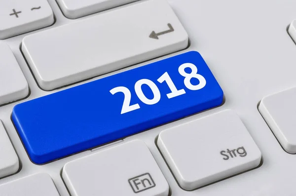 Een toetsenbord met een blauwe knop - 2018 — Stockfoto