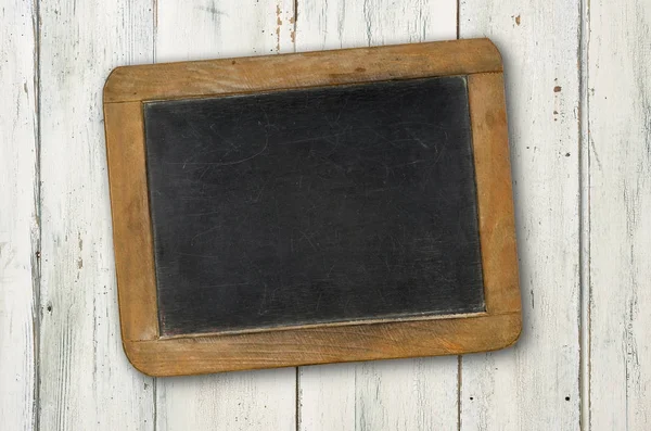 Leeg schoolbord op een rustieke houten witte achtergrond — Stockfoto
