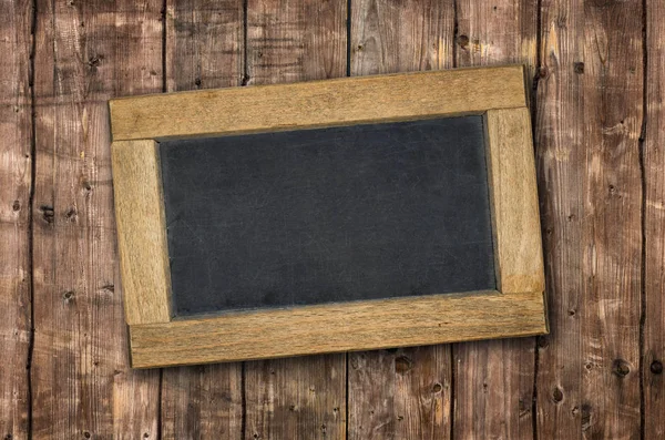 Rustik ahşap zemin üzerine eski yazı tahtası — Stok fotoğraf