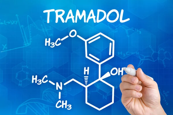 Main avec dessin au stylo la formule chimique de Tramadol — Photo