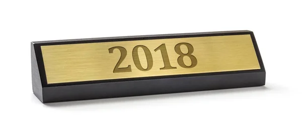 Ein Namensschild auf weißem Hintergrund mit der Gravur 2018 — Stockfoto