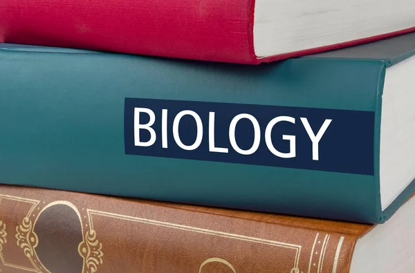 Een boek met de titel biologie geschreven op de rug — Stockfoto