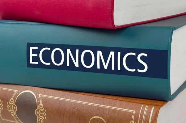 Een boek met de titel economie geschreven op de rug — Stockfoto