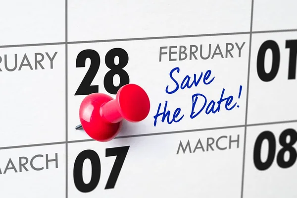 Calendário de parede com um alfinete vermelho - fevereiro 28 — Fotografia de Stock