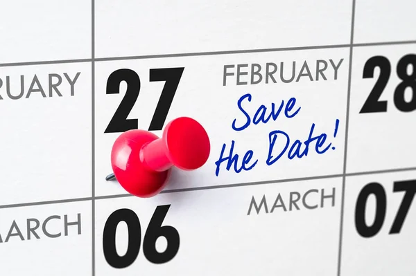 El calendario de pared con el alfiler rojo - 27 de febrero — Foto de Stock