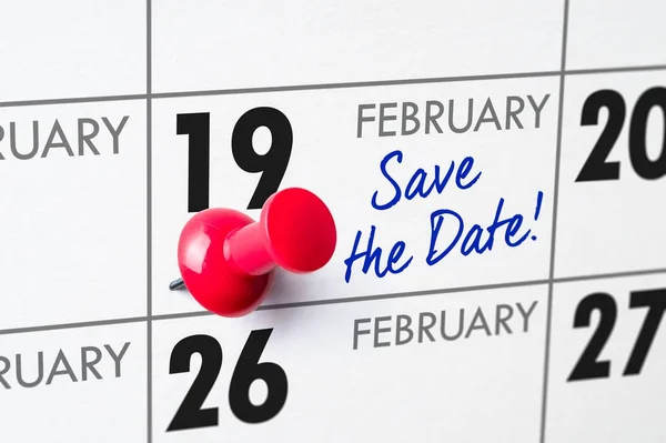 Calendário de parede com um alfinete vermelho - 19 de fevereiro — Fotografia de Stock