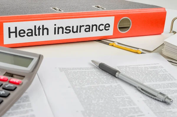 An orange folder with the label Health insurance — Stock Photo, Image