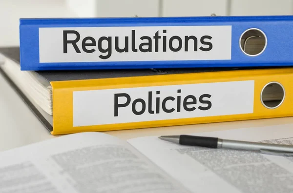 Mappen met de label verordeningen en beleid — Stockfoto