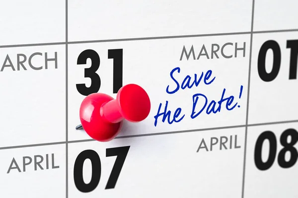 Настенный календарь с красной булавкой - 31 марта — стоковое фото