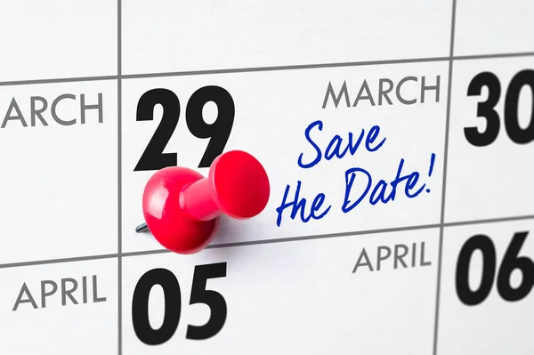 Настенный календарь с красной булавкой - 29 марта — стоковое фото