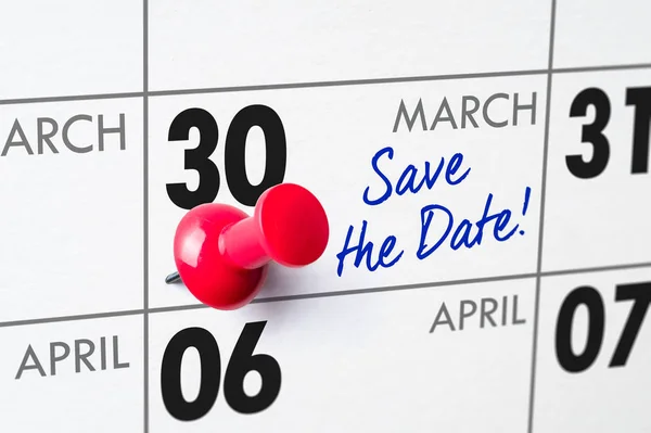 Настенный календарь с красной булавкой - 30 марта — стоковое фото