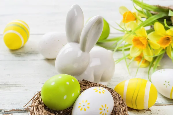 Decoración de Pascua sobre fondo de madera blanca con narcisos — Foto de Stock