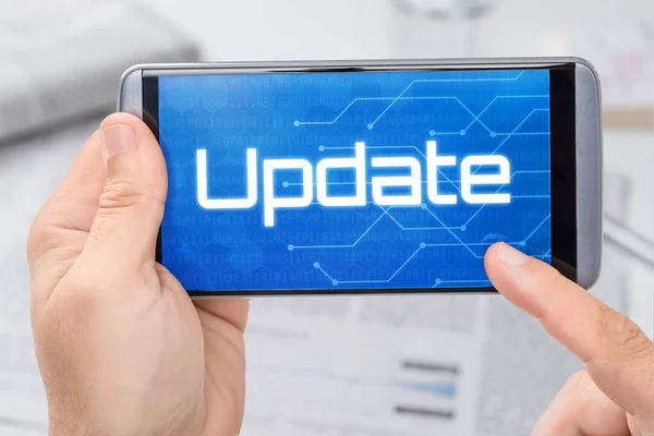 Smartphone met de tekst Update op het display — Stockfoto