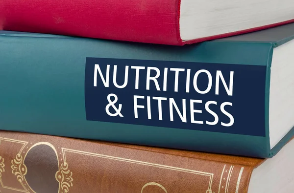 Un libro con el título Nutrición y Fitness escrito en la columna vertebral —  Fotos de Stock