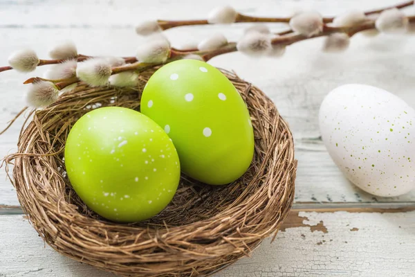 Um ninho de Páscoa com ovos verdes de Páscoa — Fotografia de Stock