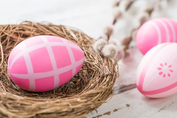 Un nido de Pascua con huevos rosados de Pascua — Foto de Stock