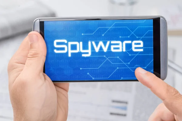 Smartphone met de tekst Spyware op het display — Stockfoto