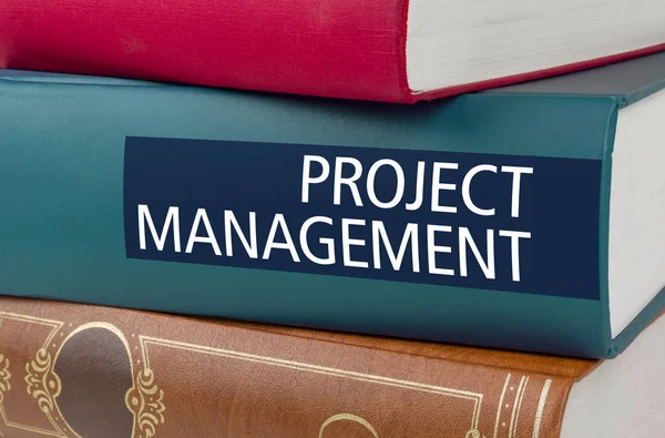 Un libro dal titolo Project Management scritto sulla colonna vertebrale — Foto Stock