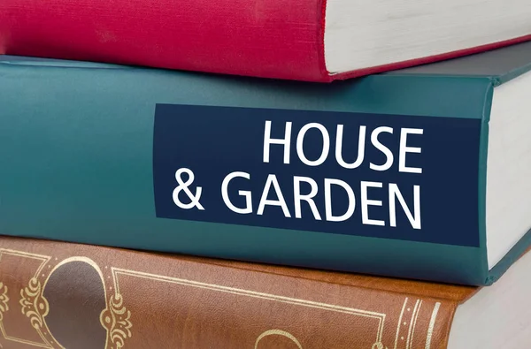 Um livro com o título Casa e Jardim escrito na coluna vertebral — Fotografia de Stock